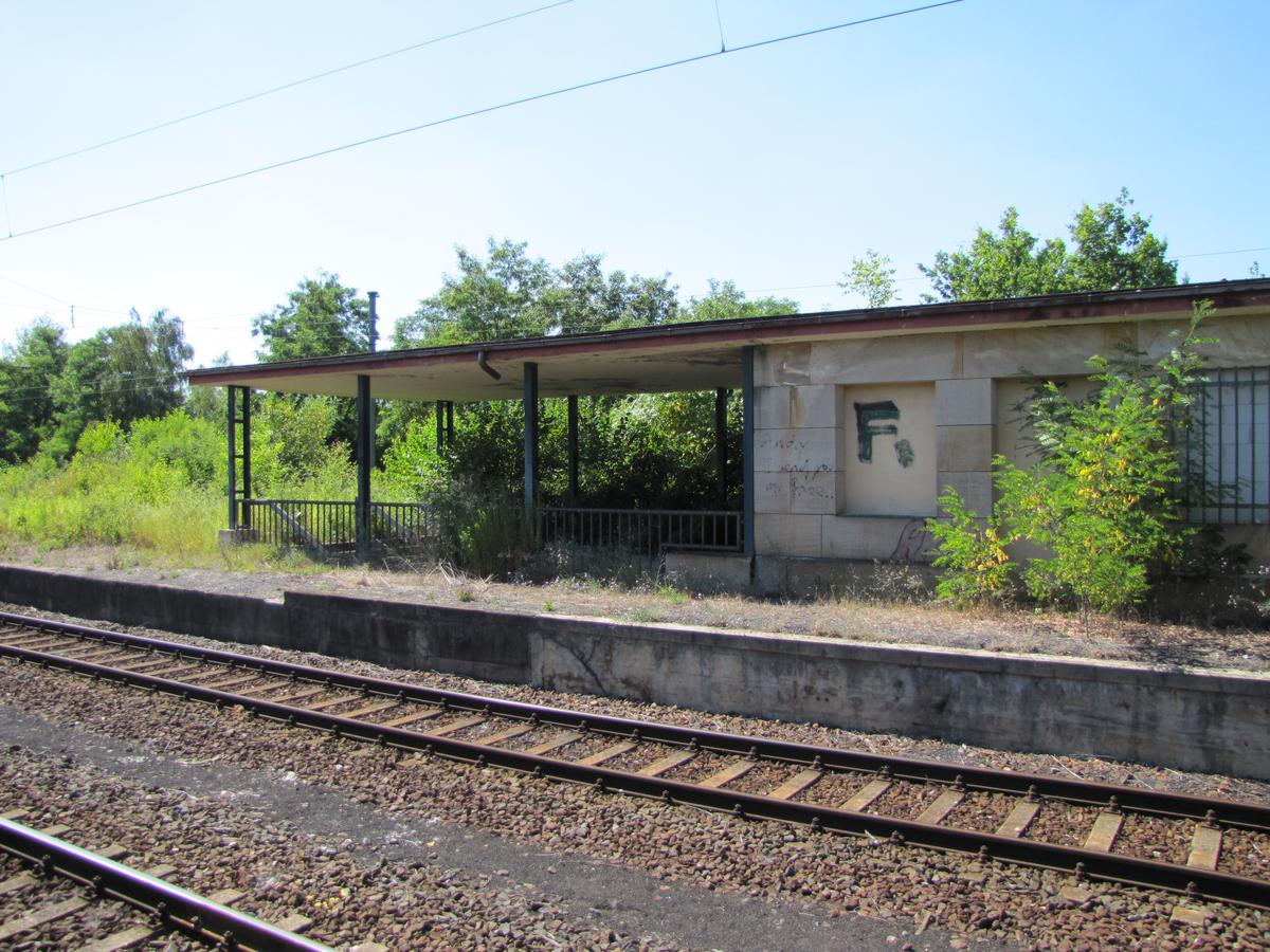 Weiterer Blick auf Bahnsteig 2 und 3
