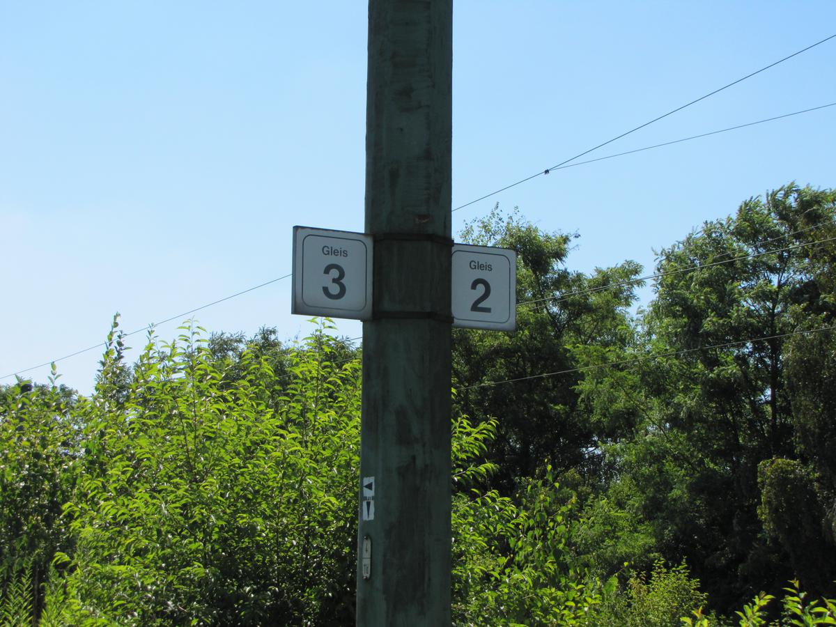 Beschilderung Gleis 2 und 3
