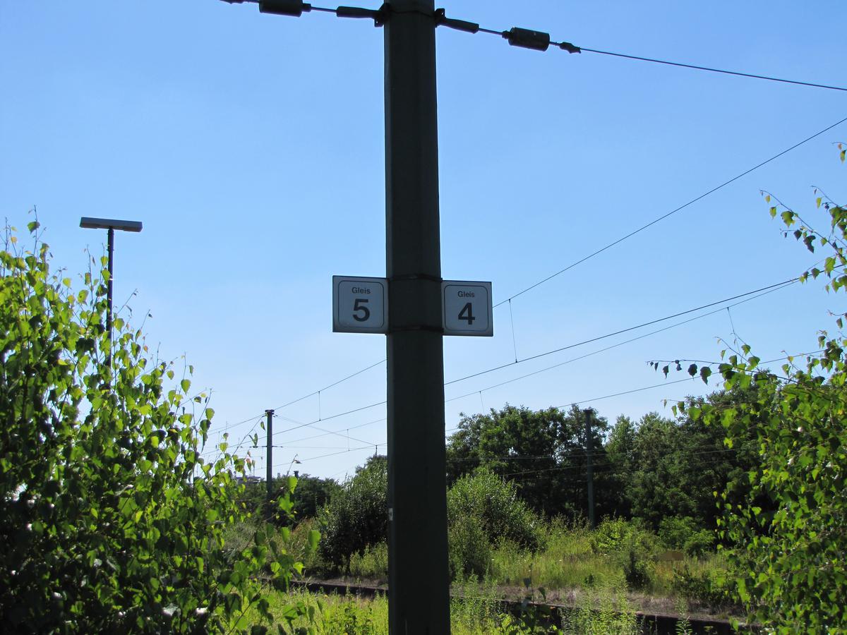 Beschilderung Gleis 4 und 5